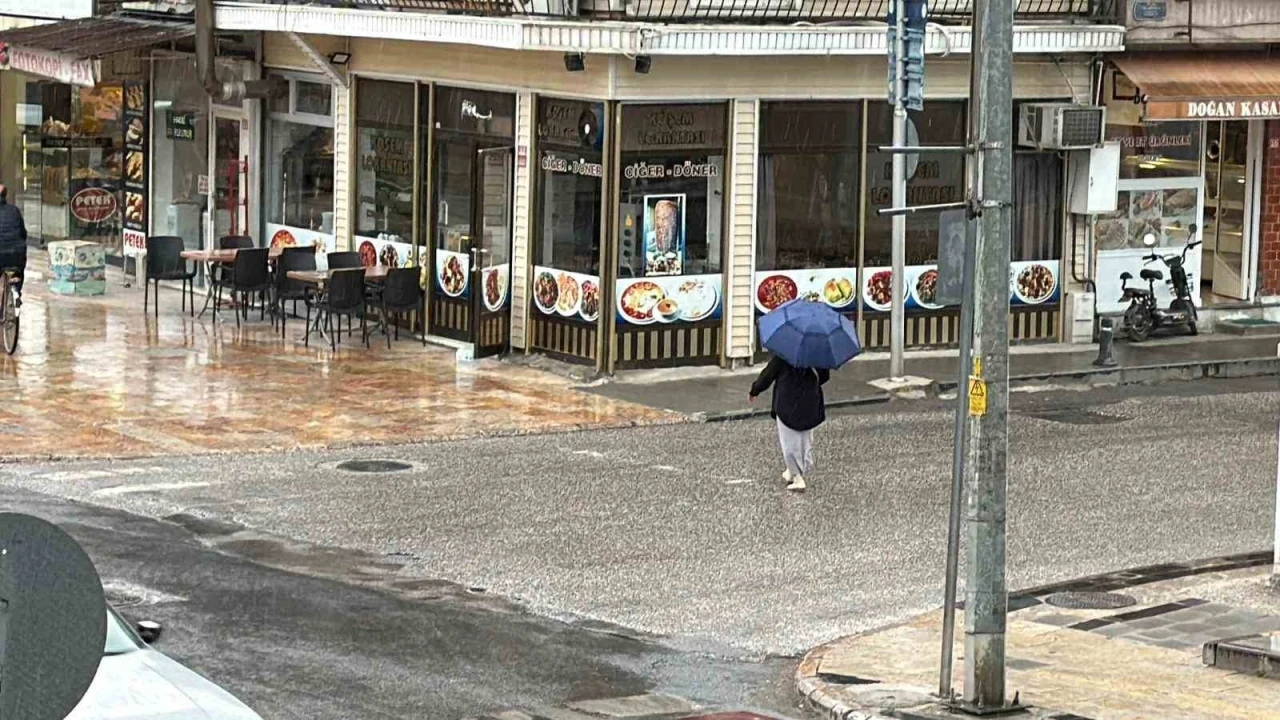D&uuml;zce&rsquo;de bunaltan sıcakların ardından yağan yağmur serinletti
