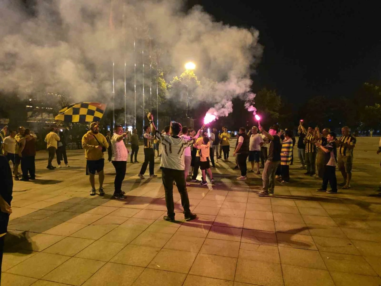 Düzce’de Fenerbahçe Başkanı Aziz Yıldırım sevinci