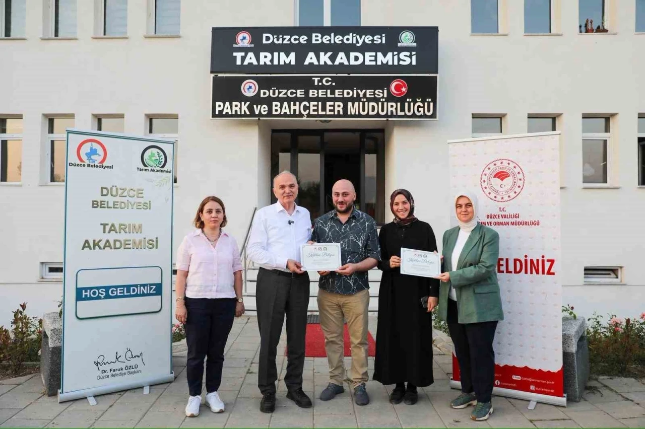 D&uuml;zce&rsquo;de ilk kez yetişen siyez buğdayının hasadı yapıldı
