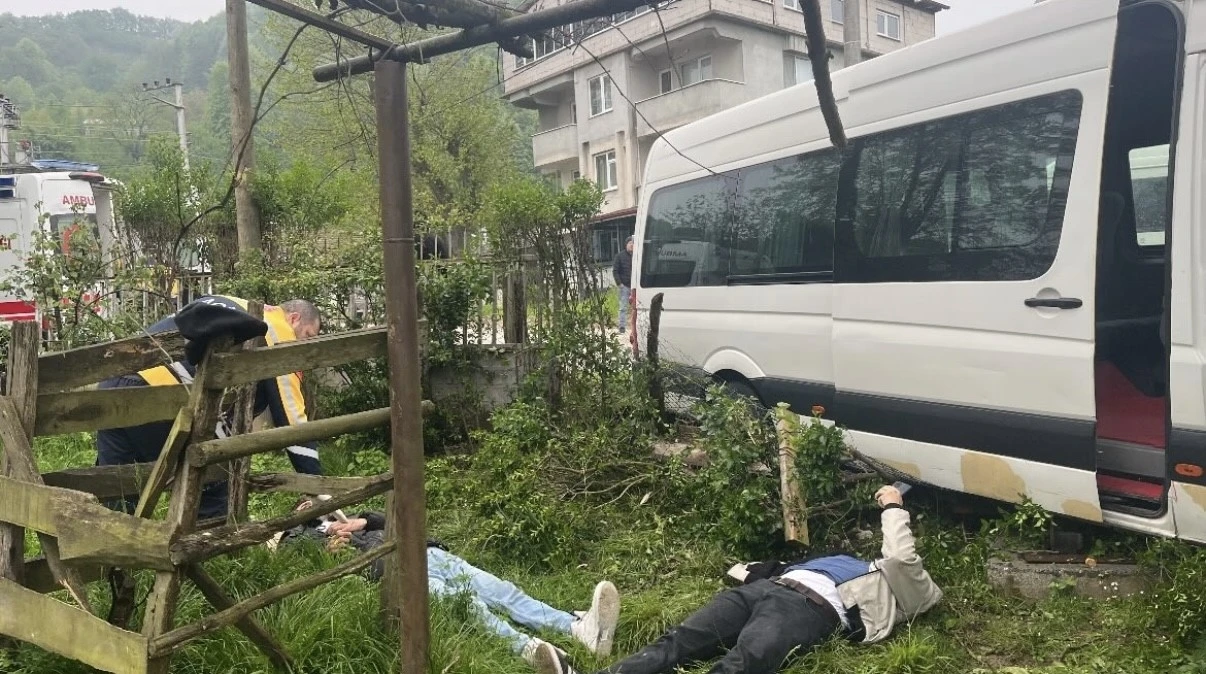 Düzce’de işçi servisi ağaca çarptı, 8 kişi yaralandı
