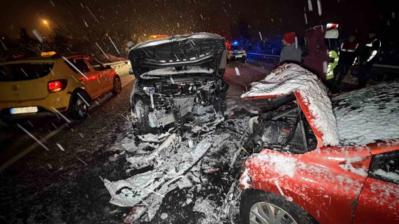 D&uuml;zce&rsquo;de kafa kafaya &ccedil;arpışan ara&ccedil;lar hurdaya d&ouml;nd&uuml;: 7 yaralı
