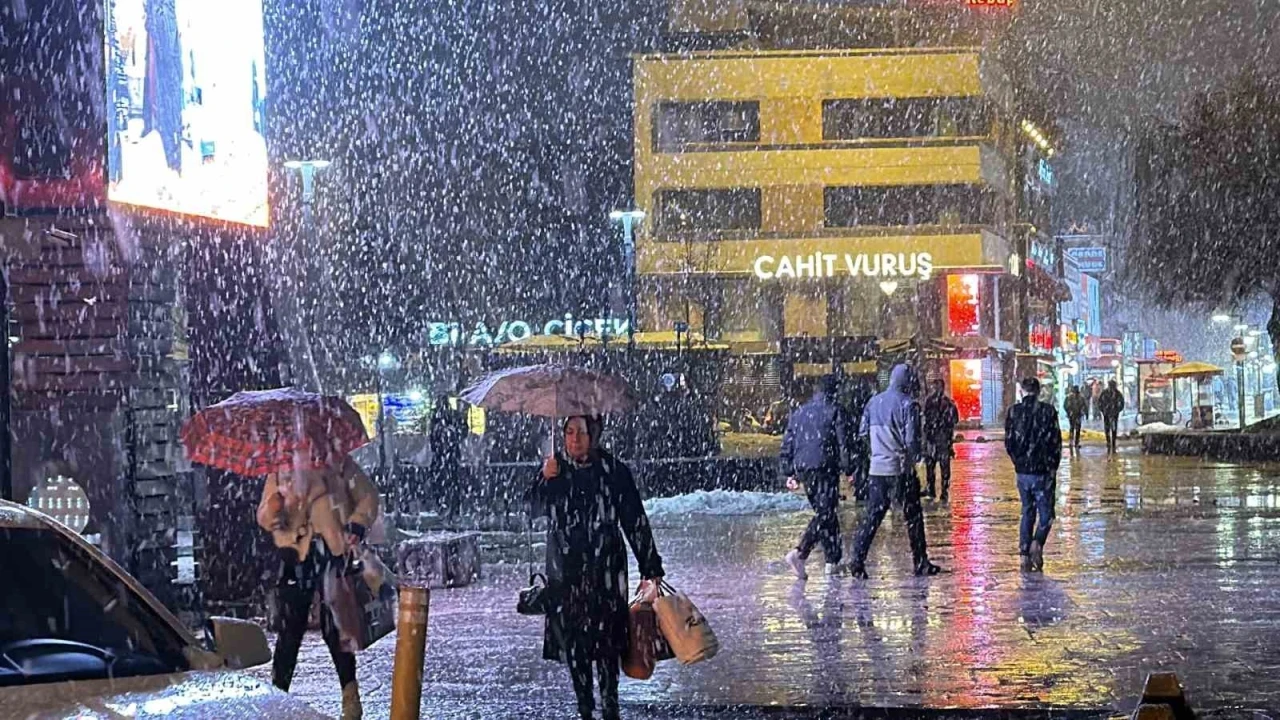 D&uuml;zce&rsquo;de kar yağışı etkili oluyor
