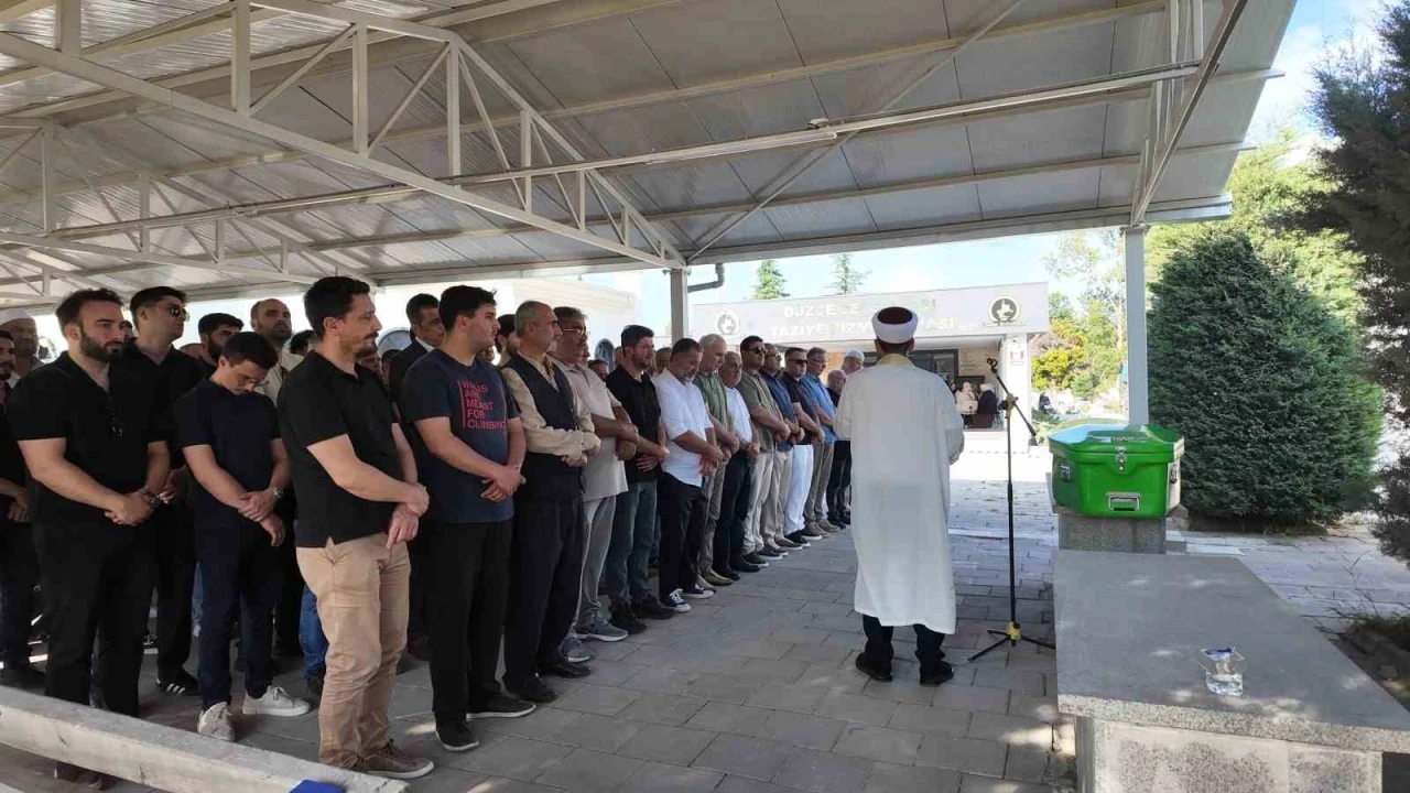 D&uuml;zce&rsquo;de kocası tarafından &ouml;ld&uuml;r&uuml;len kadın son yolculuğuna uğurlandı
