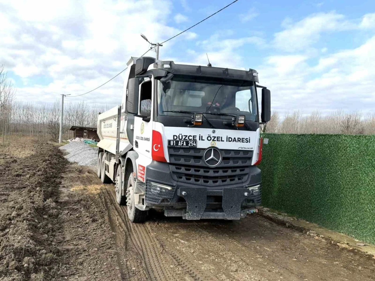 D&uuml;zce&rsquo;de k&ouml;y yollarında bakım &ccedil;alışmaları s&uuml;r&uuml;yor
