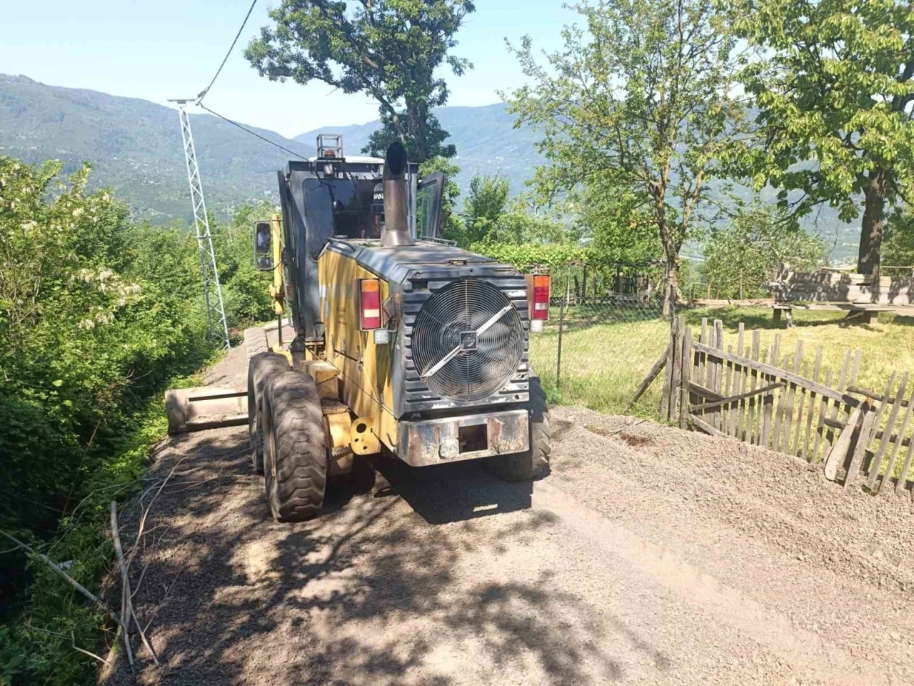 D&uuml;zce&rsquo;de k&ouml;y yollarında &ccedil;alışmalar s&uuml;r&uuml;yor
