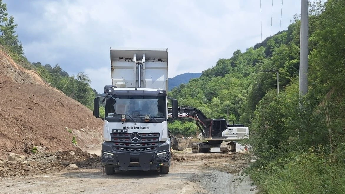 D&uuml;zce&rsquo;de k&ouml;y yollarında &ccedil;alışmalar s&uuml;r&uuml;yor
