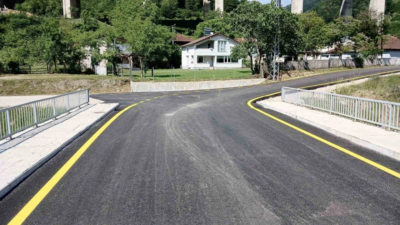 D&uuml;zce&rsquo;de k&ouml;ylerde yol &ccedil;izgi &ccedil;alışmaları tamamlanıyor
