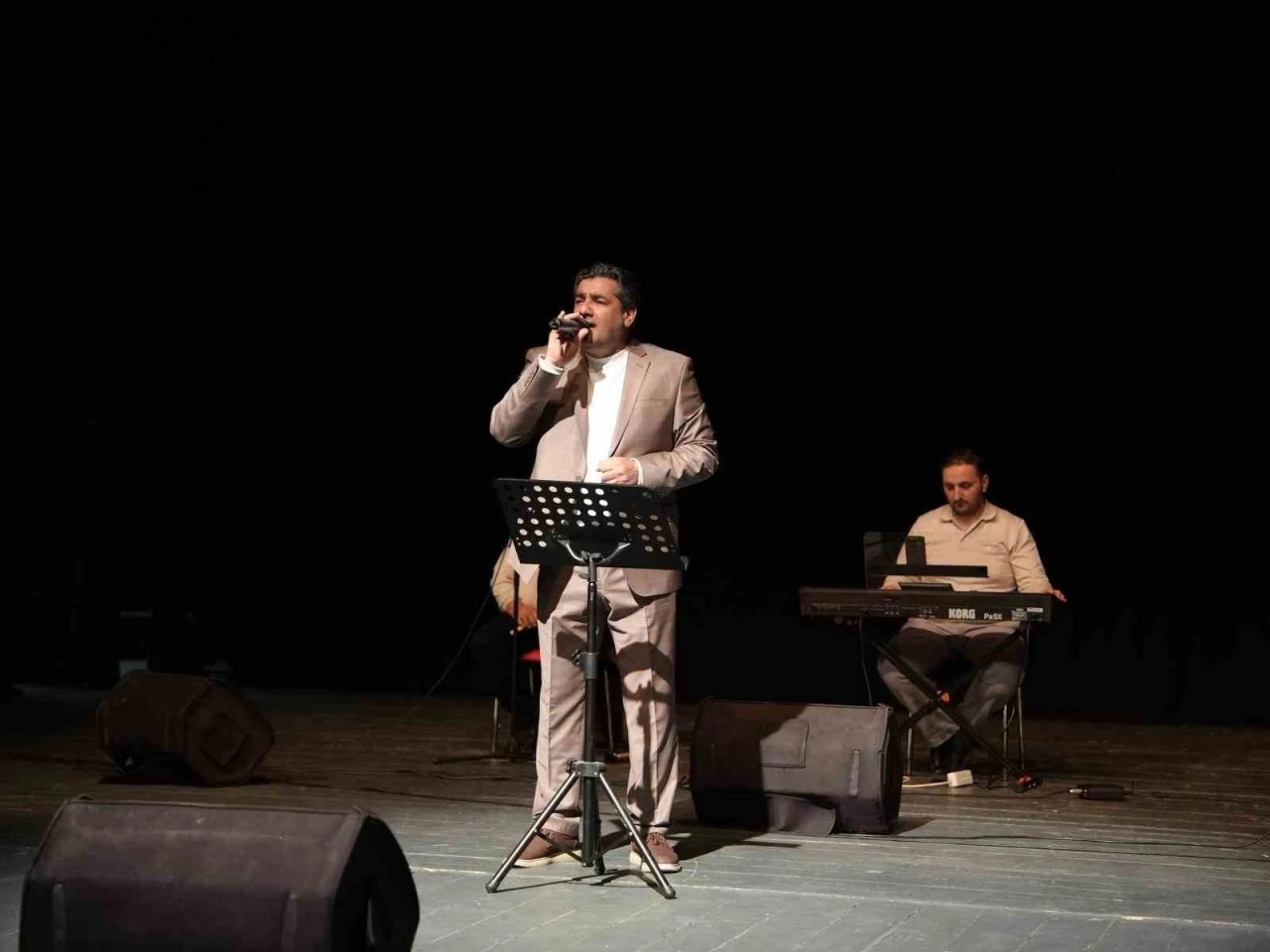 D&uuml;zce&rsquo;de Mehmet Yiğit&rsquo;ten ilahi r&uuml;zgarı
