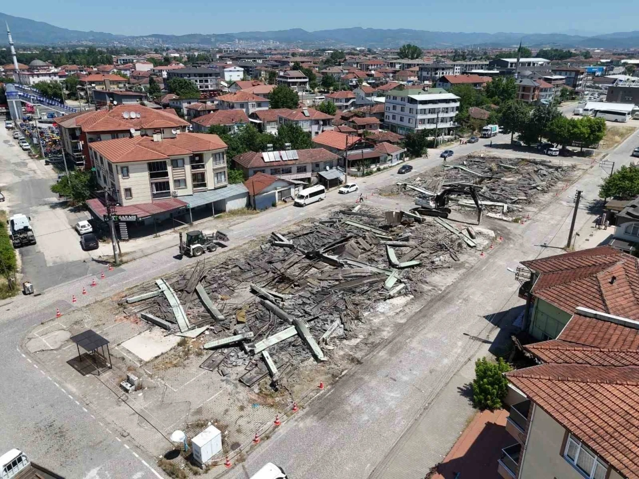 D&uuml;zce&rsquo;de riskli yapılar temizliyor
