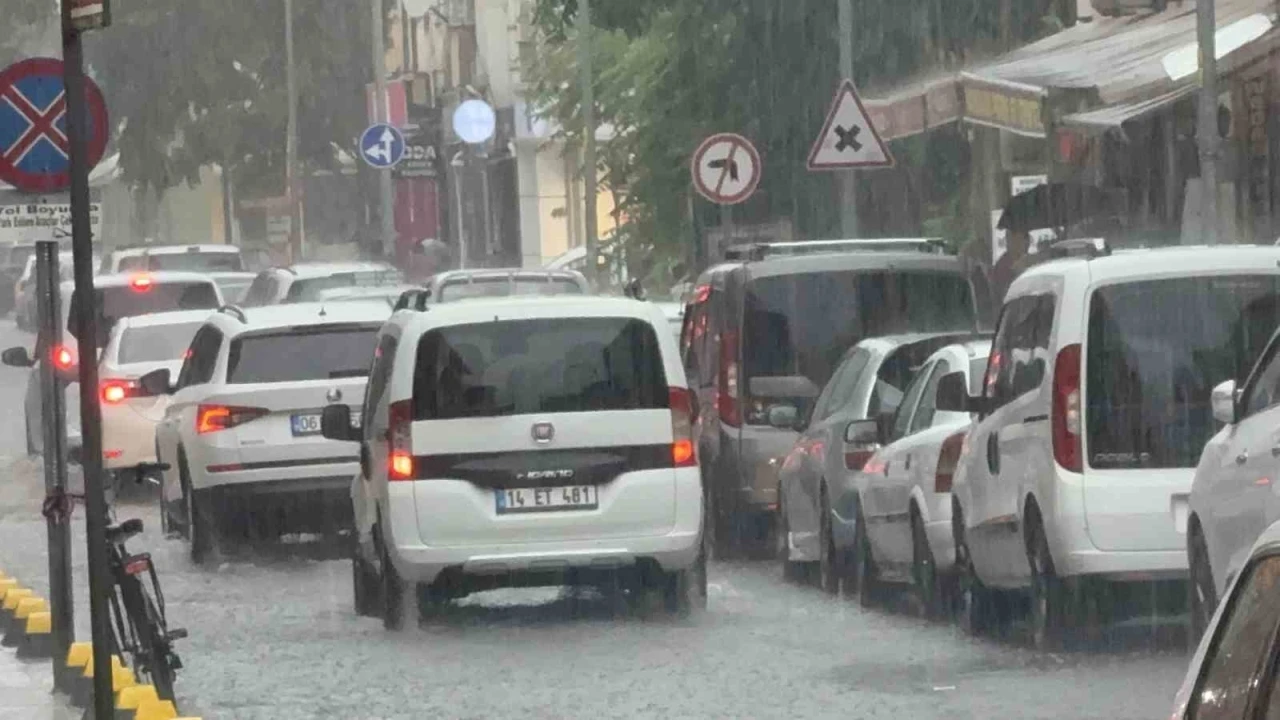Düzce’de sağanak yağış 5 dakikada sokakları göle çevirdi
