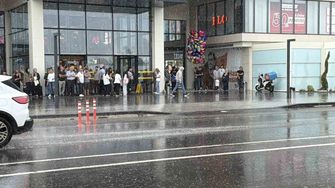 D&uuml;zce&rsquo;de sağanak yağış etkili oldu

