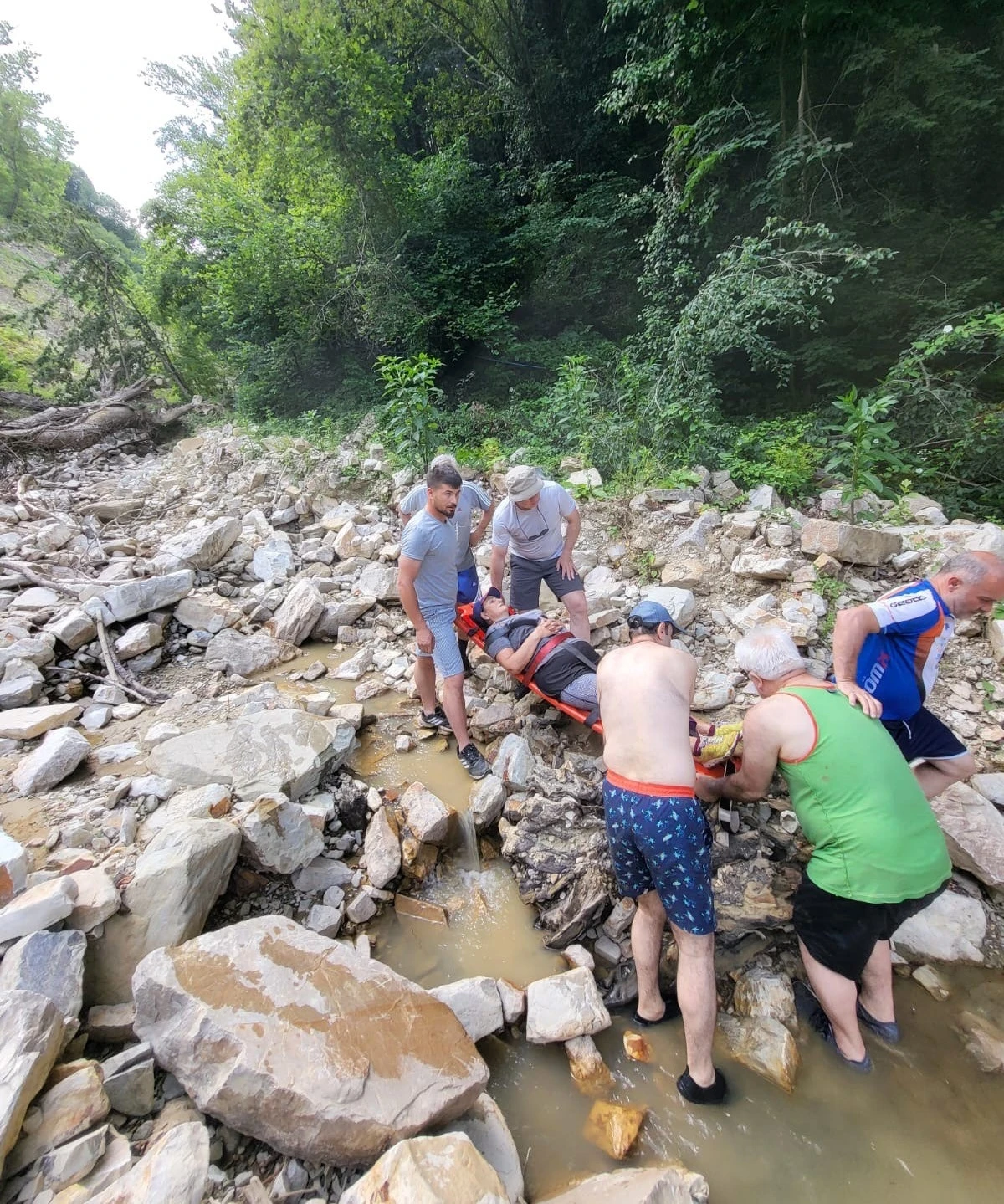 D&uuml;zce&rsquo;de şelalede y&uuml;r&uuml;y&uuml;ş yaparken yaralanan turist kurtarıldı
