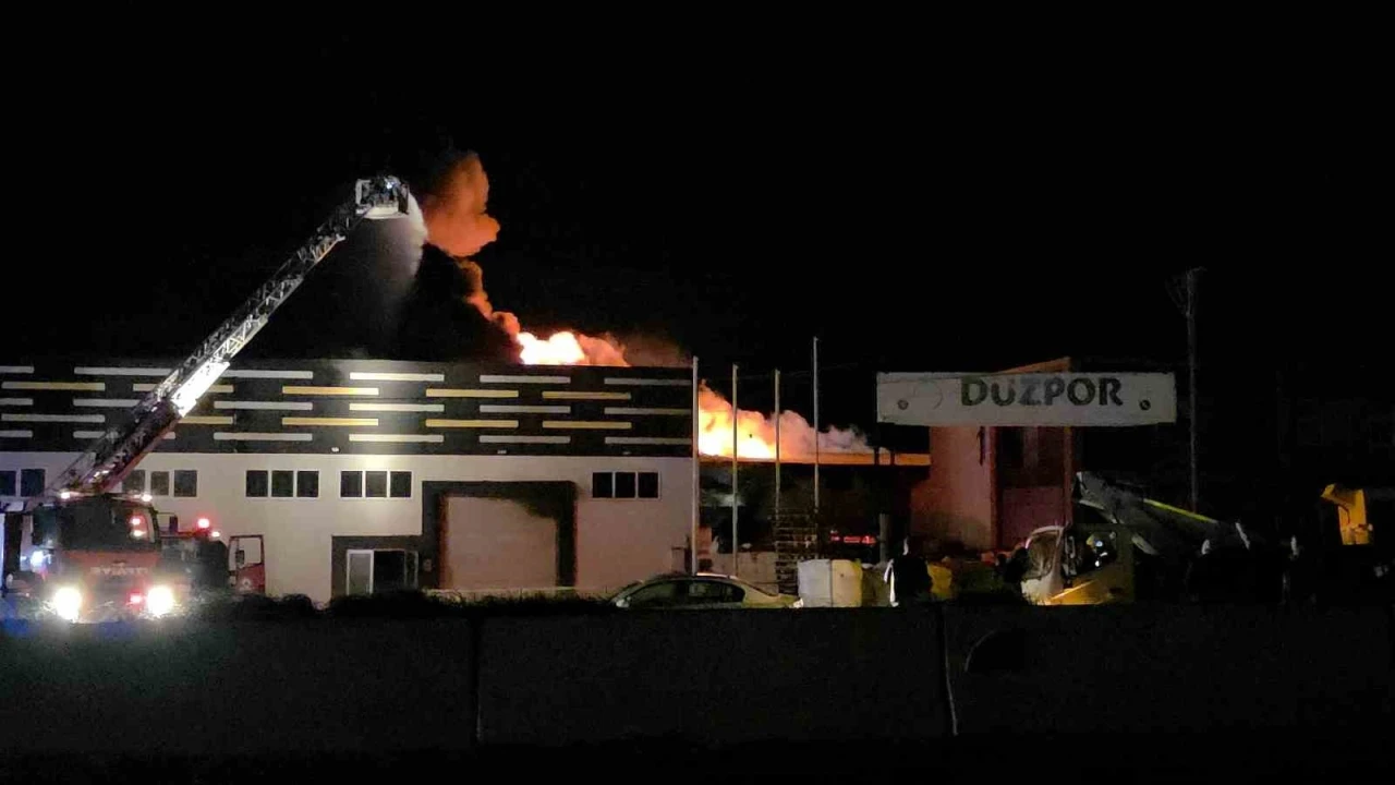 D&uuml;zce&rsquo;de strafor fabrikasında yangın
