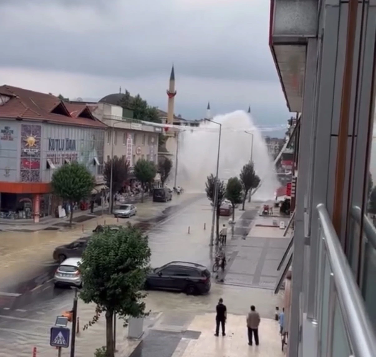 Düzce’de su borusu patladı: 5 metre su fışkırdı
