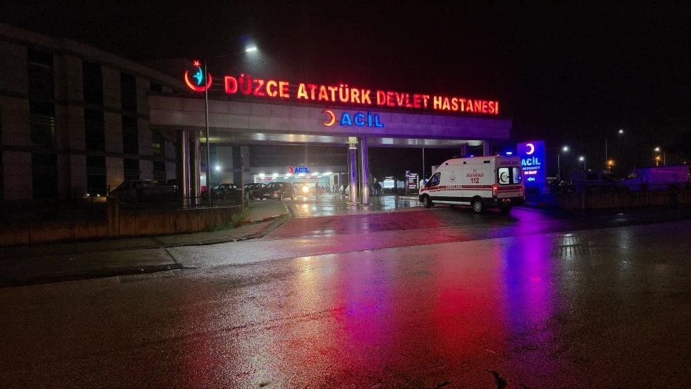 D&uuml;zce&rsquo;de tarım aracı devrildi: 3 yaralı
