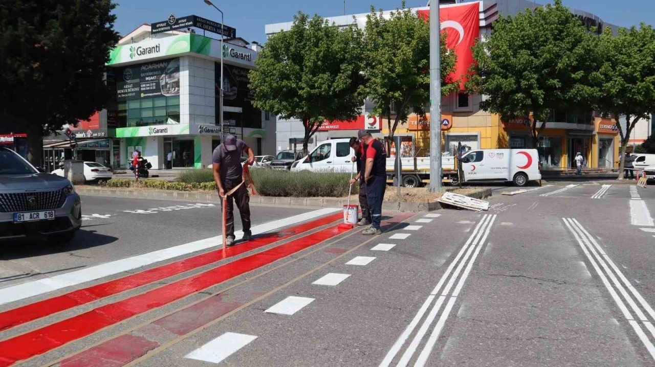 Düzce’de yaya geçit çizgileri yenilenerek belirgin hale getiriliyor
