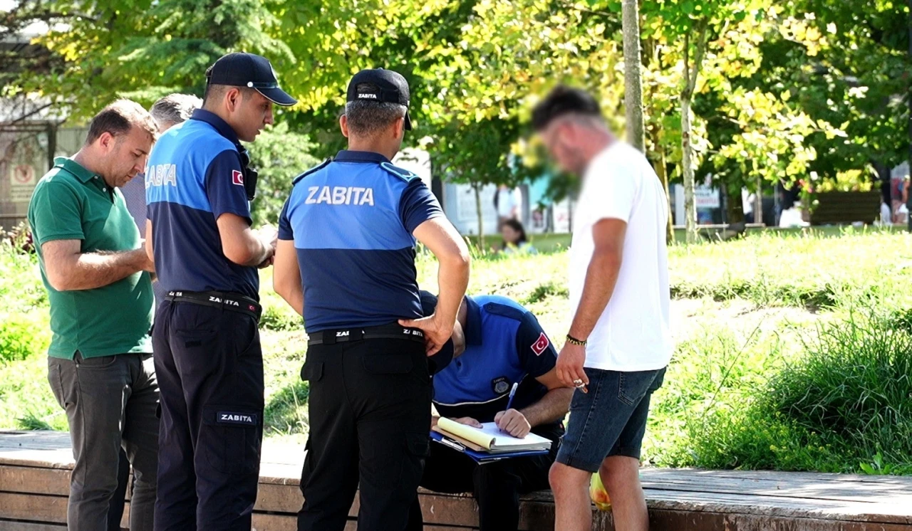 Düzce’de yere çöp ve izmarit atanlara cezai işlem uygulanmaya başladı
