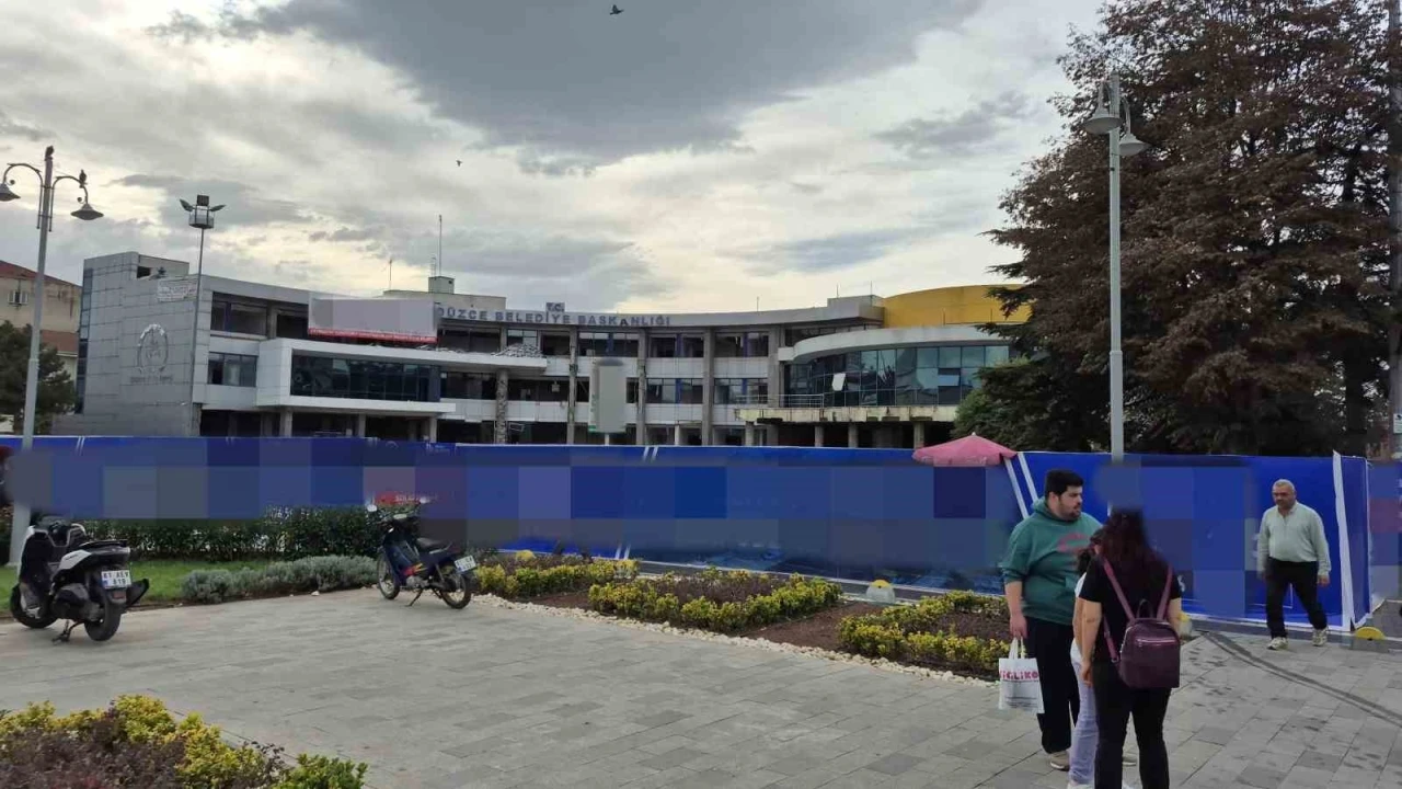 Düzce’de yıkım çalışması süren belediye binasında yangın
