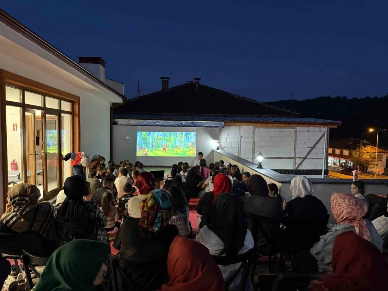 D&uuml;zce Gen&ccedil; Ofis&rsquo;ten sinema gecesi
