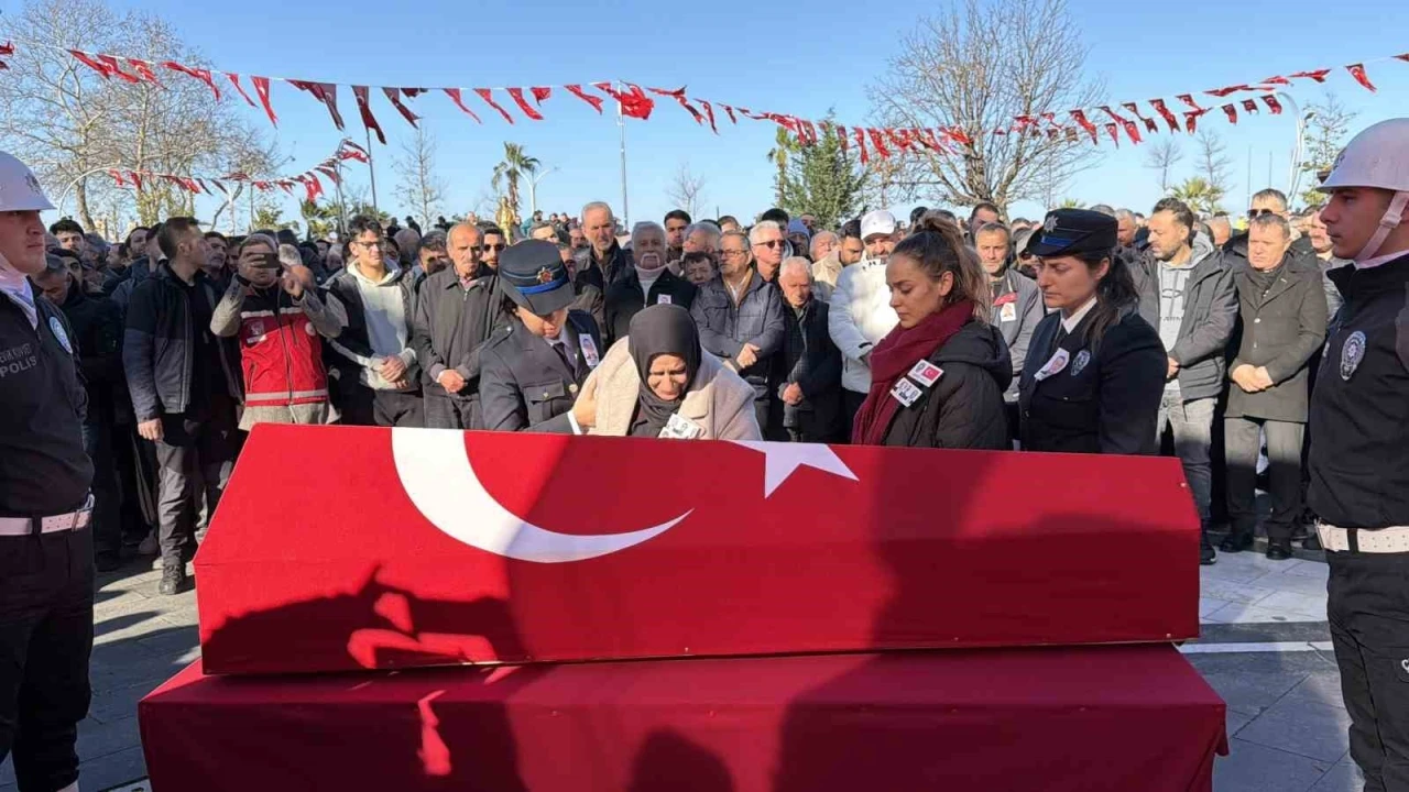 D&uuml;zce, şehit Turgut K&uuml;l&uuml;nk&rsquo;&uuml; son yolculuğuna uğurluyor
