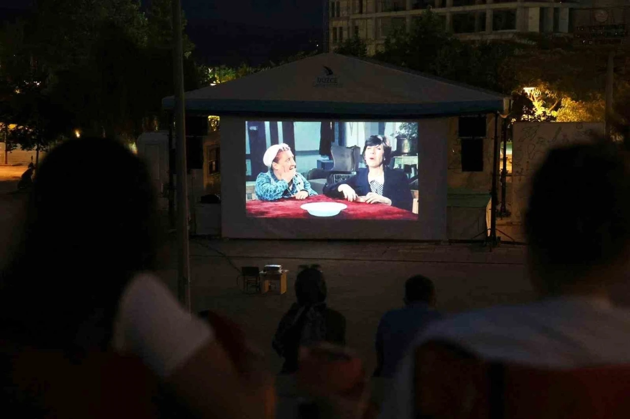 Düzce Üniversitesi’nde açık hava sinema günleri başladı
