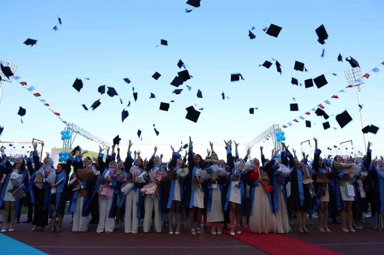D&uuml;zce &Uuml;niversitesi&rsquo;nde mezuniyet heyecanı başladı
