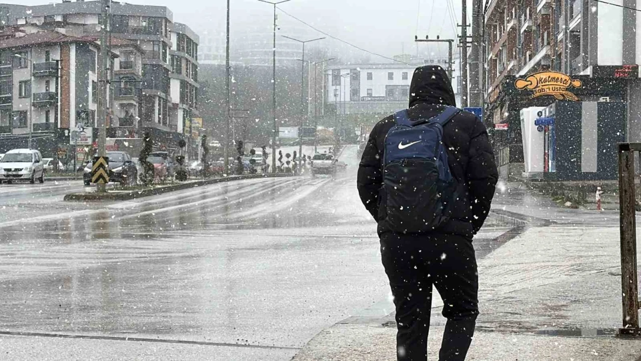 D&uuml;zce&rsquo;ye mevsimin ilk karı d&uuml;şt&uuml;
