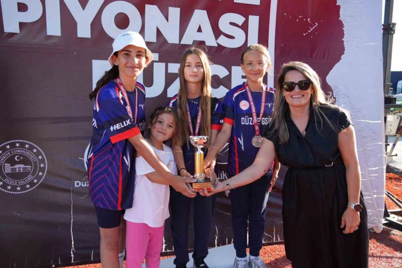 Düzceli okçular kürsüde

