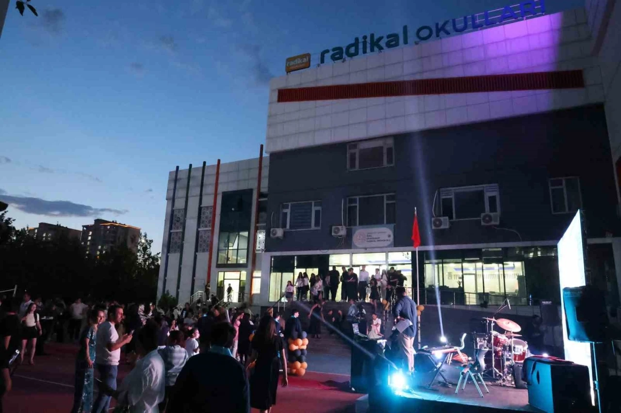 (D&uuml;zeltme) Diyarbakır&rsquo;da 8&rsquo;inci sınıf &ouml;ğrencileri kep attı
