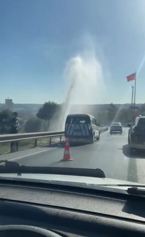 E-5 karayolunda su borusu patladı, trafikte aksamalar yaşandı
