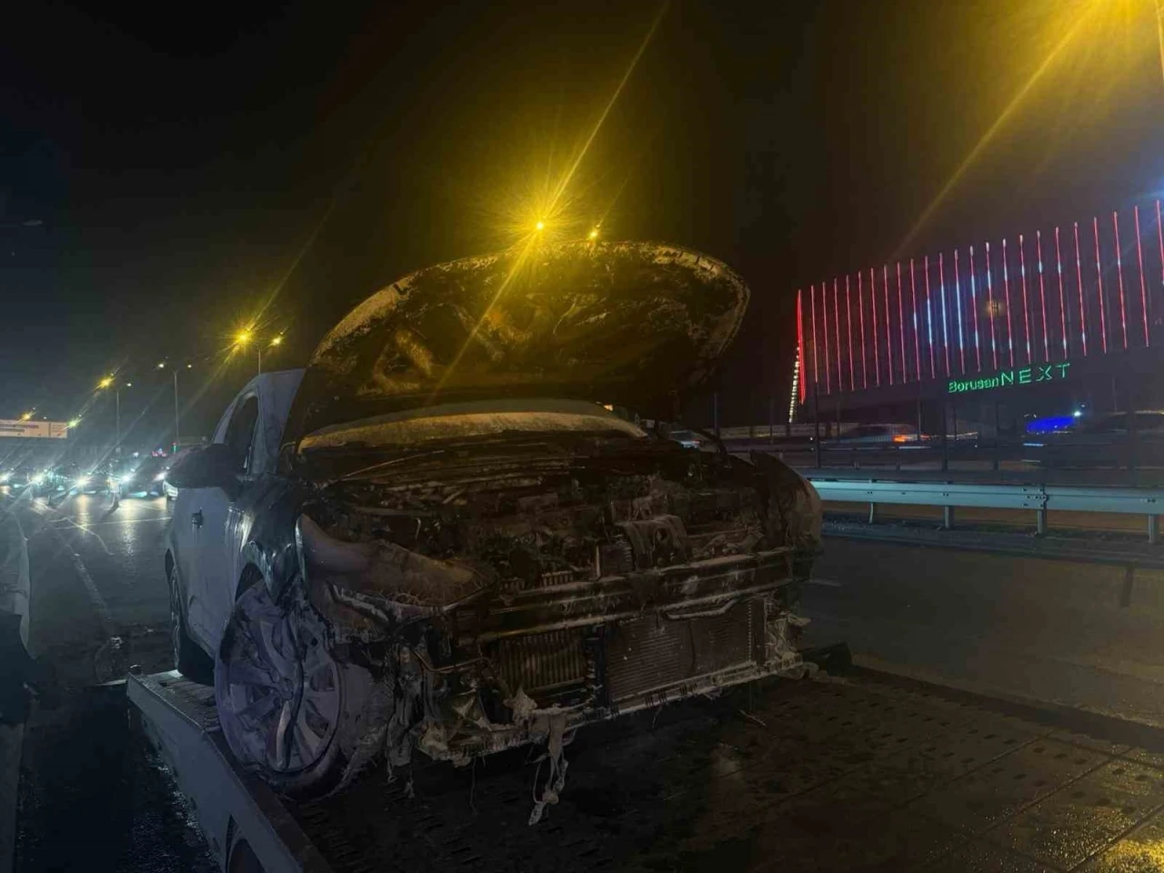 E5 Esenyurt&rsquo;ta seyir halindeki ara&ccedil; alev alev yandı
