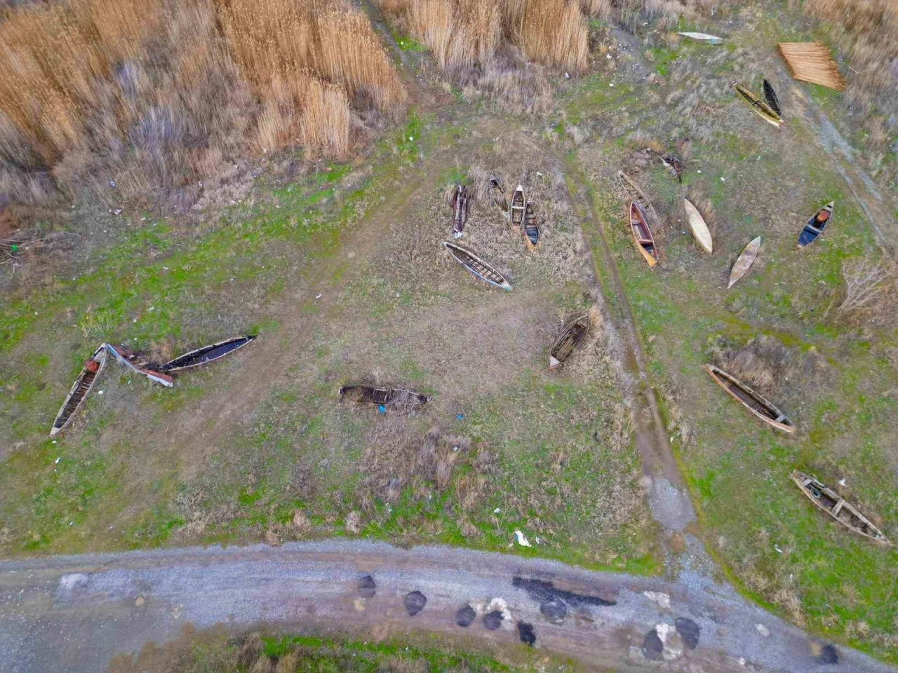 Eber G&ouml;l&uuml;&rsquo;n&uuml;n simgesi kayıklar suya değil, sertleşmiş toprağa hapsoldu
