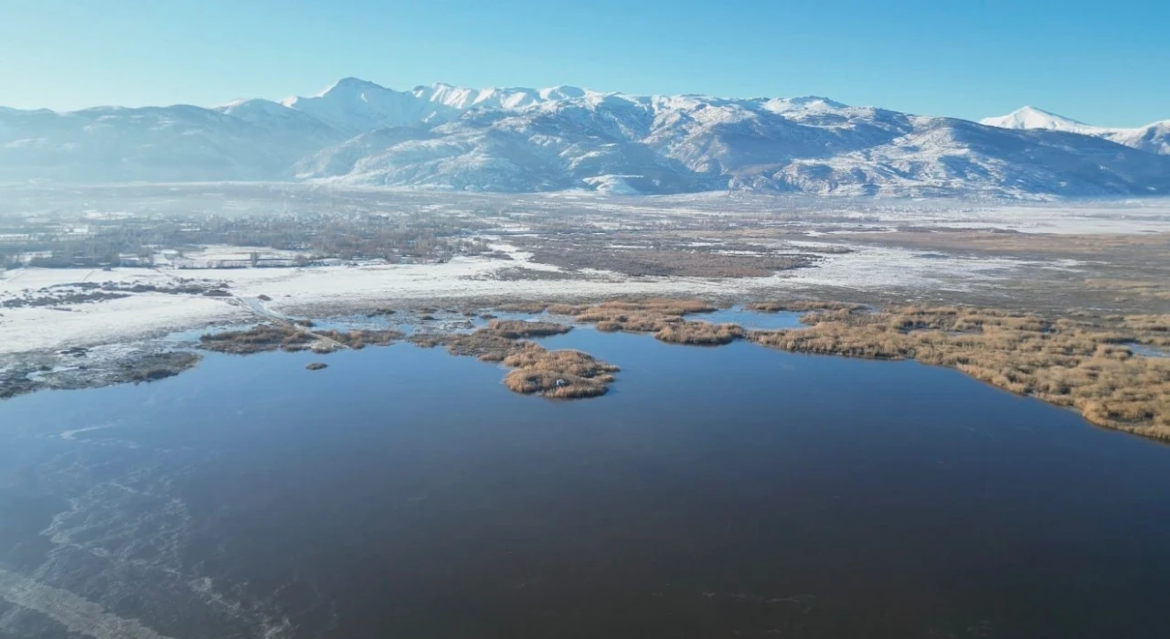 Eber G&ouml;l&uuml; soğuk hava nedeniyle dondu
