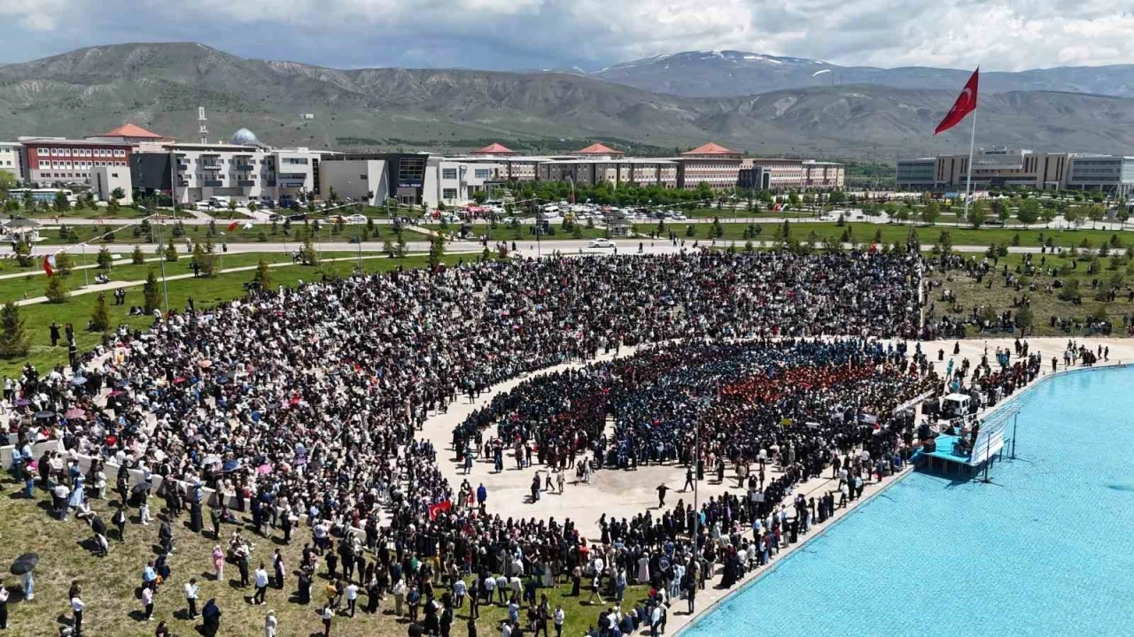 EBY&Uuml;&rsquo;de 3 bin 150 &ouml;ğrenci mezuniyet sevinci yaşadı
