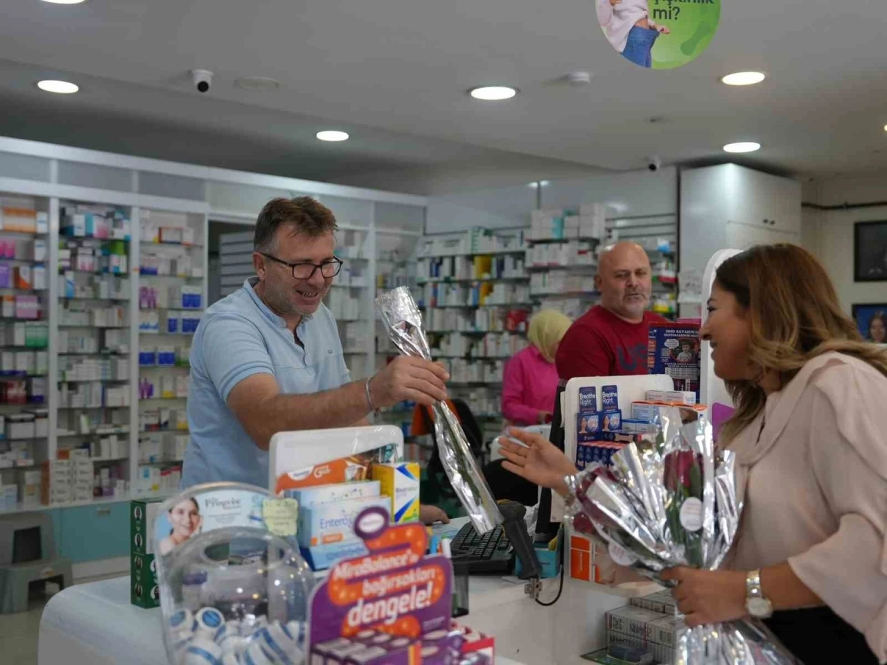 Eczacılara çiçekli kutlama
