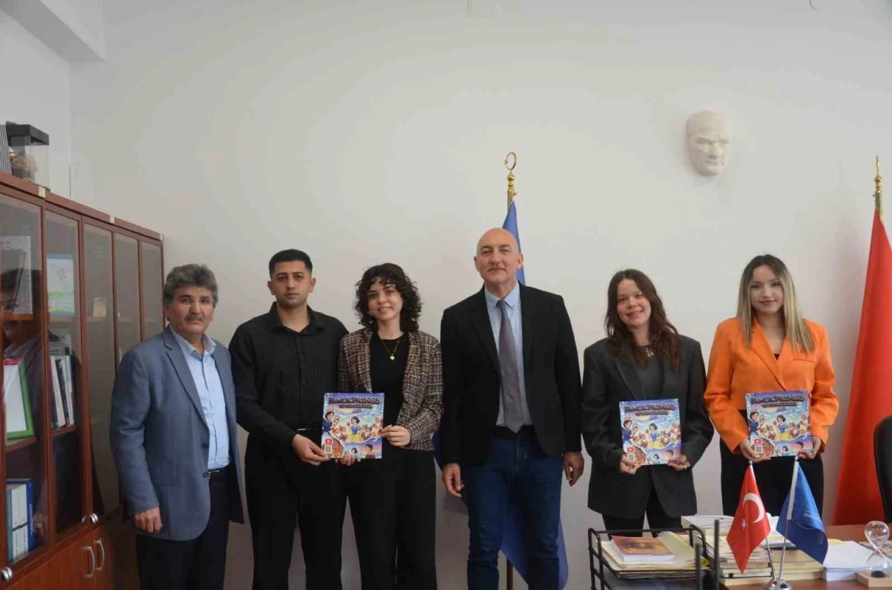 Edebiyat Fak&uuml;ltesi &ouml;ğrencilerinden &ccedil;ocuklara y&ouml;nelik edebiyat &ccedil;alışması
