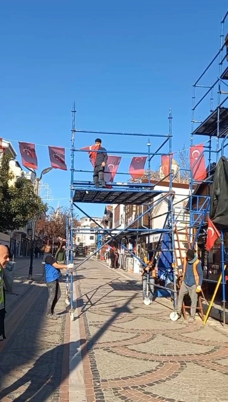 Edirne&rsquo;de caddede bayrağa saygı: T&uuml;rk bayrağını &ouml;perek kaldırdı
