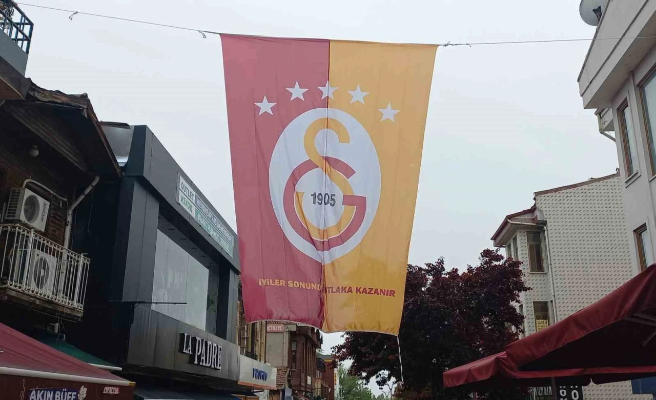 Edirne’de erken kutlama: Dev Galatasaray bayrağı Saraçlar Caddesi’ne asıldı
