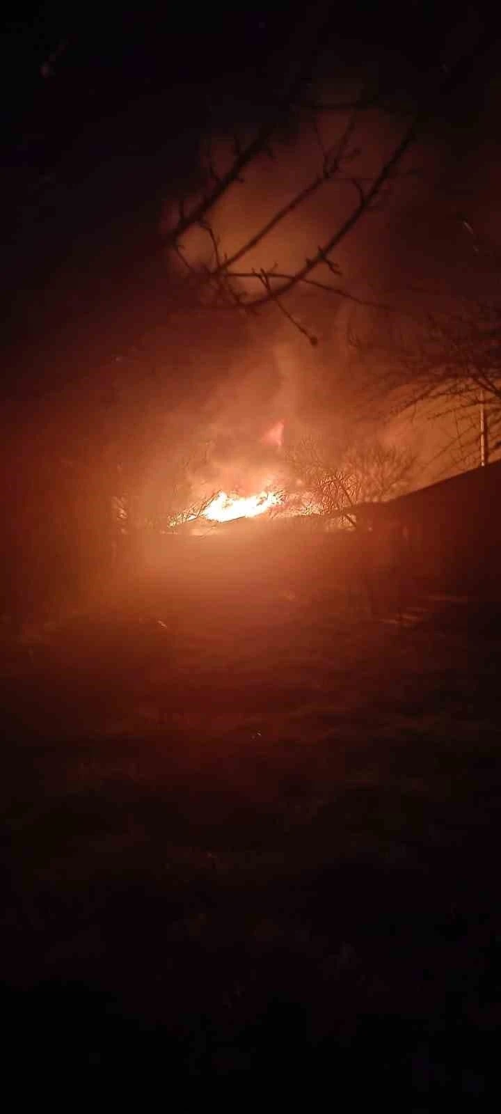 Edirne&rsquo;de ev yangınına bah&ccedil;e hortumuyla ilk m&uuml;dahale
