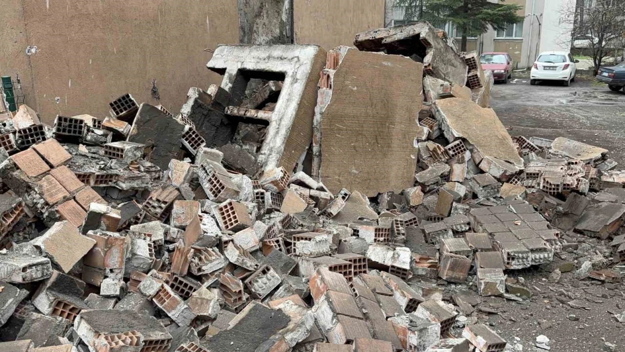 Edirne&rsquo;de facianın eşiğinden d&ouml;n&uuml;ld&uuml;: Apartman bacası &ccedil;&ouml;kt&uuml;
