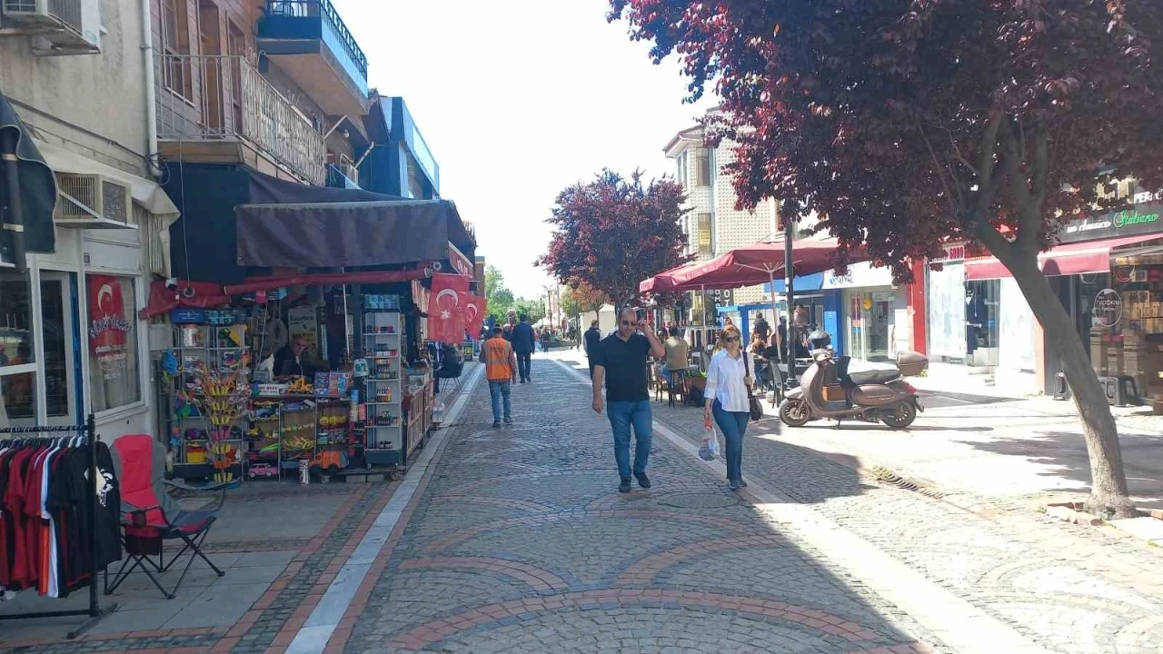 Edirne’de Galatasaray’ın 5 yıldızlı bayrağını yırtıp kaçtılar
