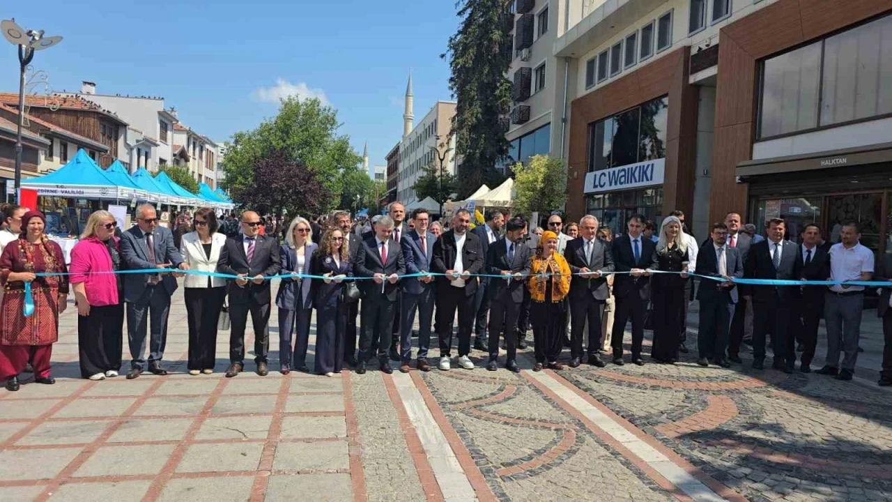 Edirne&rsquo;de Hayat Boyu &Ouml;ğrenme Haftası kutlandı: Kursiyerler 1 yıllık emeklerini g&ouml;r&uuml;c&uuml;ye &ccedil;ıkardı
