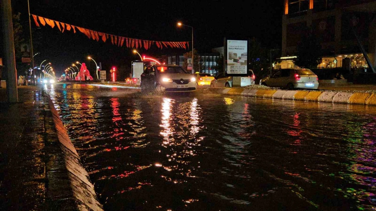 Edirne’de içme suyu hattı patladı: Cadde ve sokaklar göle döndü
