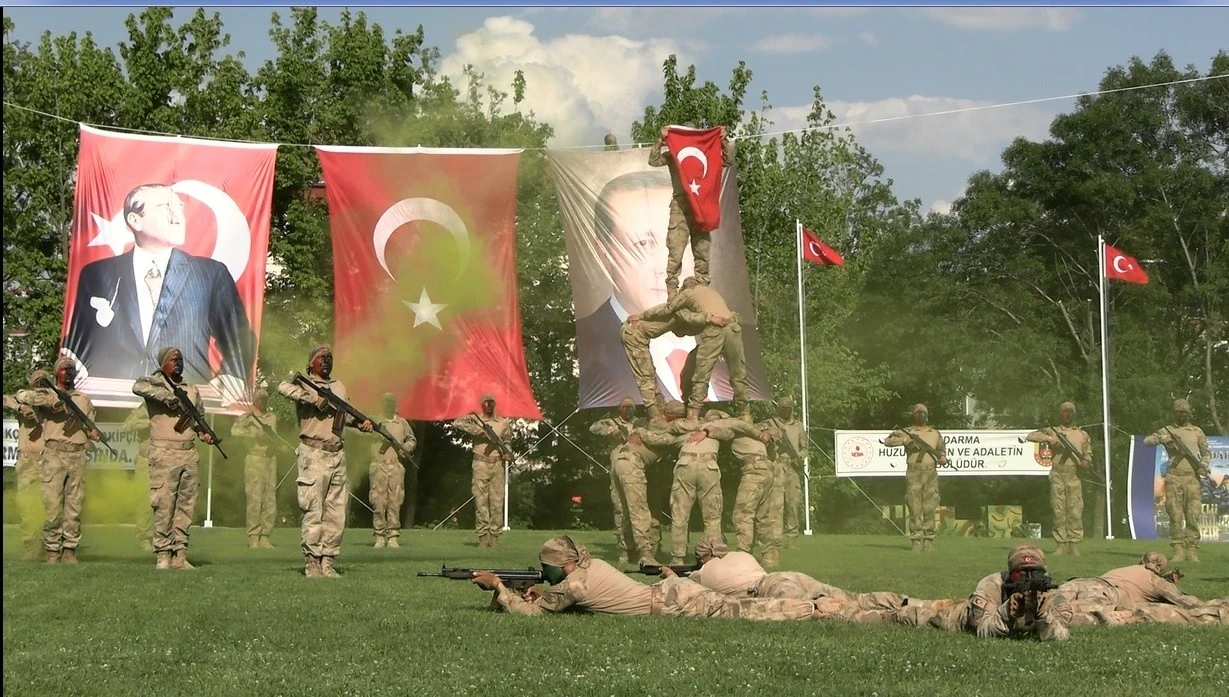 Edirne’de jandarma komandolardan nefes kesen gösteri: ’Güçlüyüz, Cesuruz, Hazırız’
