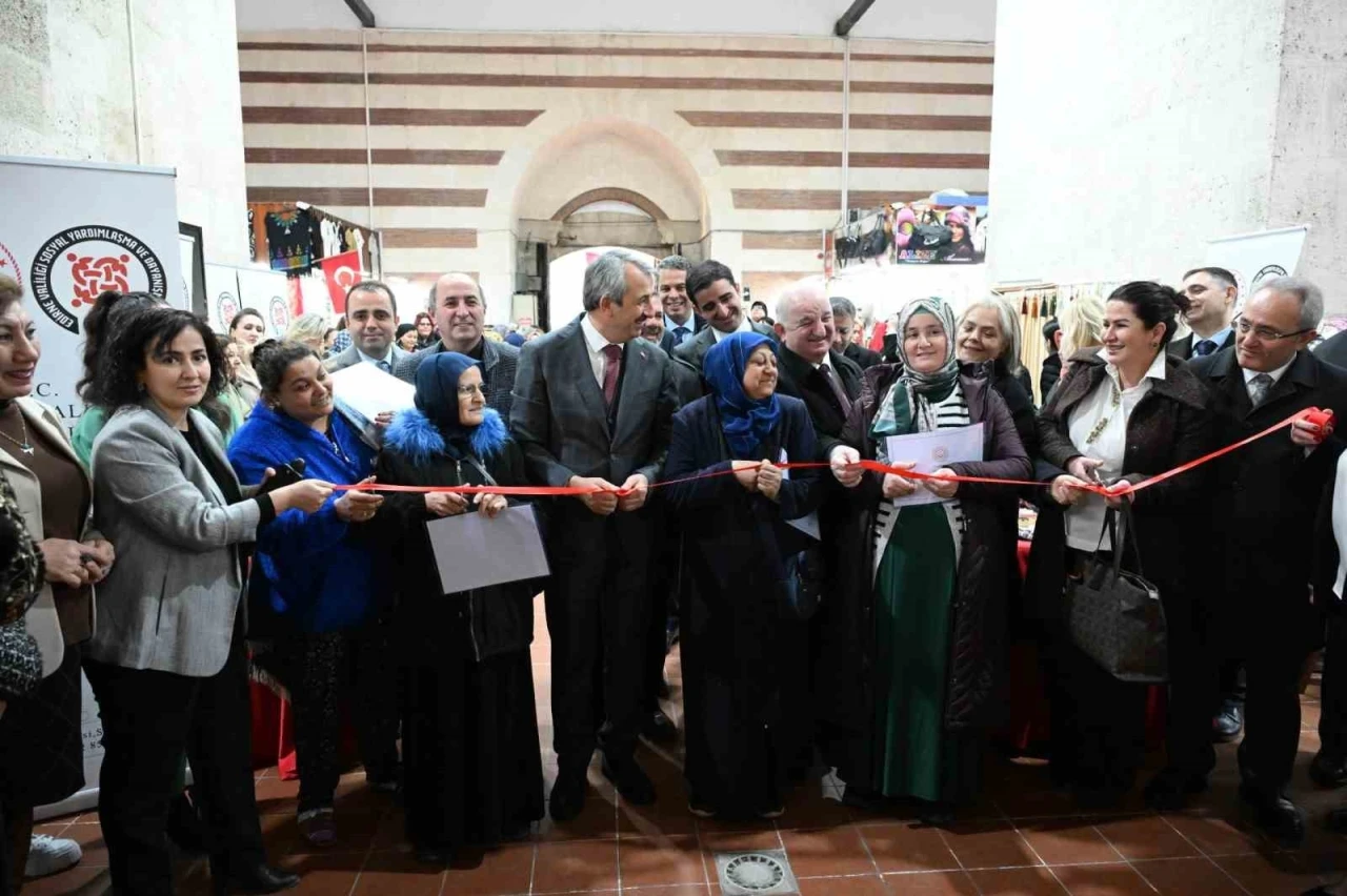 Edirne&rsquo;de kadınların el emeği g&ouml;z nuru &uuml;r&uuml;nleri g&ouml;r&uuml;c&uuml;ye &ccedil;ıktı
