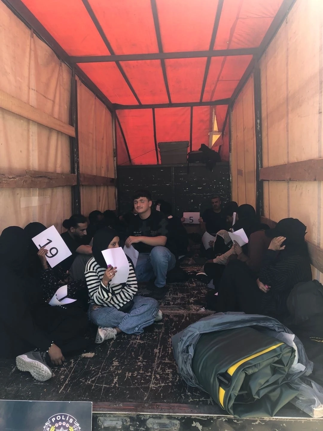 Edirne&rsquo;de kapalı kasa kamyonette 20 d&uuml;zensiz g&ouml;&ccedil;men yakalandı
