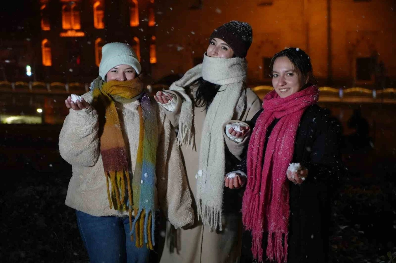 Edirne&rsquo;de kar sevinci: Vatandaşlar beyaz &ouml;rt&uuml;n&uuml;n tadını &ccedil;ıkardı
