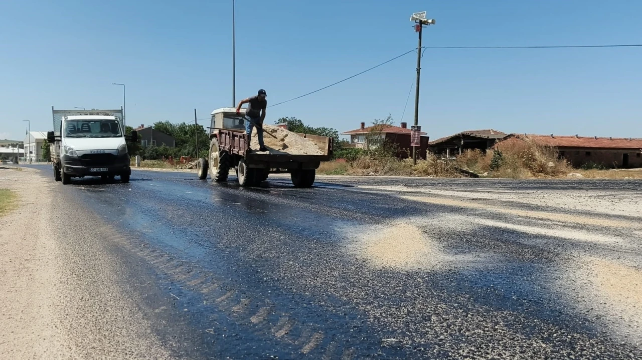 Edirne&rsquo;de kavurucu sıcaklar asfaltı eritti: Belediye ekipleri yola kum serdi
