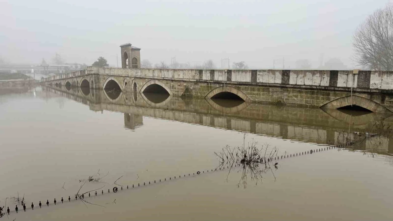 Edirne&rsquo;de nehir taşkınları s&uuml;r&uuml;yor
