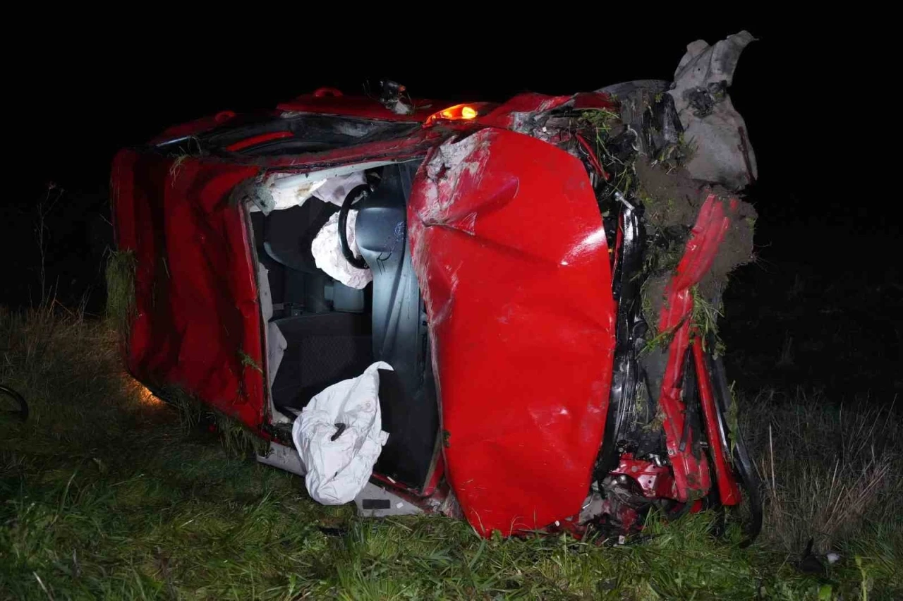 Edirne&rsquo;de otomobil takla attı: 1&rsquo;i ağır 2 yaralı
